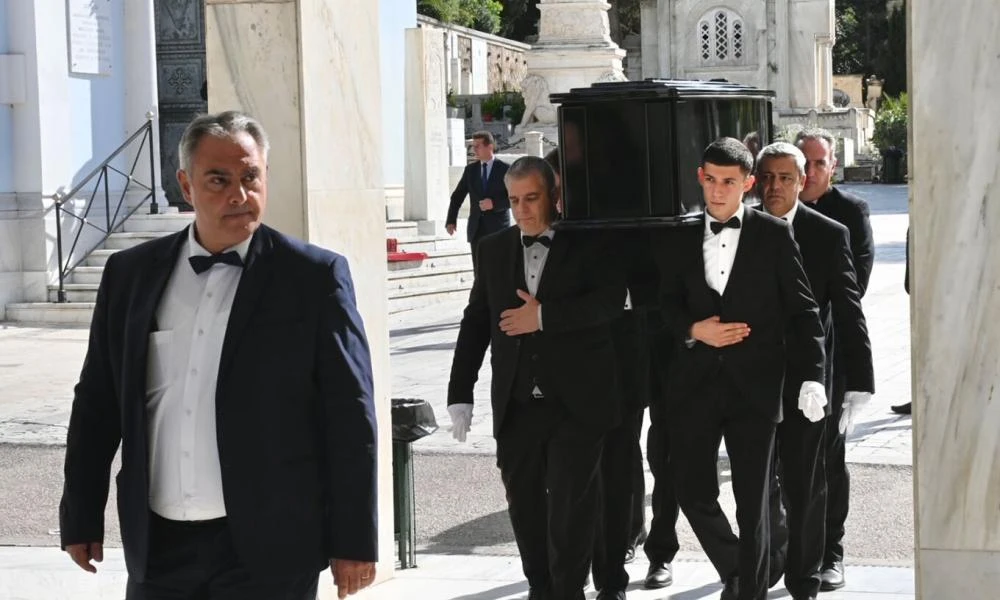 Το τελευταίο «αντίο» στον Σπύρο Φωκά στο Α’ Νεκροταφείο Αθηνών